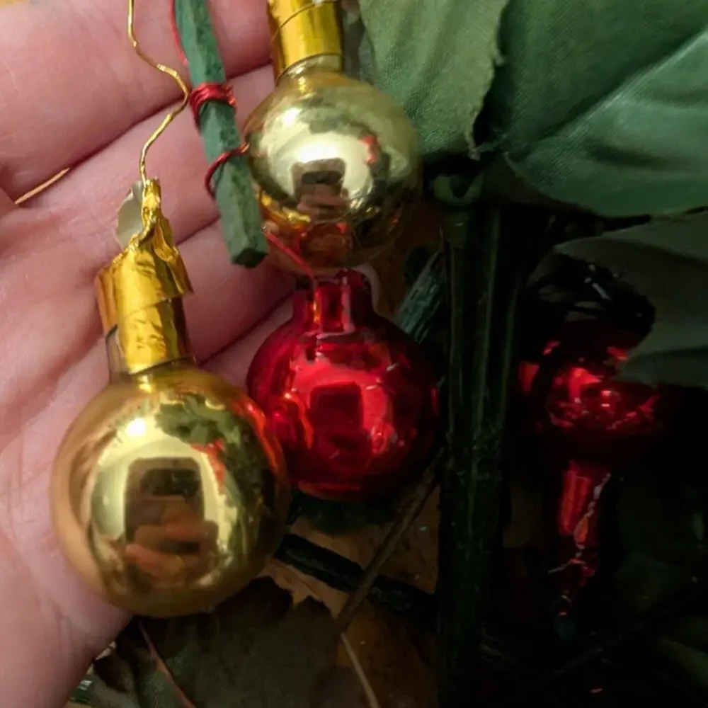 Christmas Greenery Crafts/Decor : Poinsettias and More